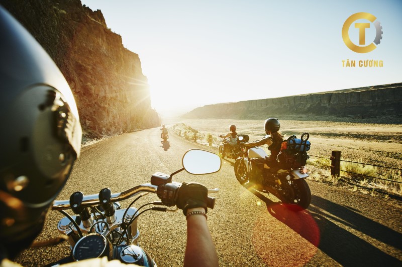 đi xe máy dưới trời nắng nóng