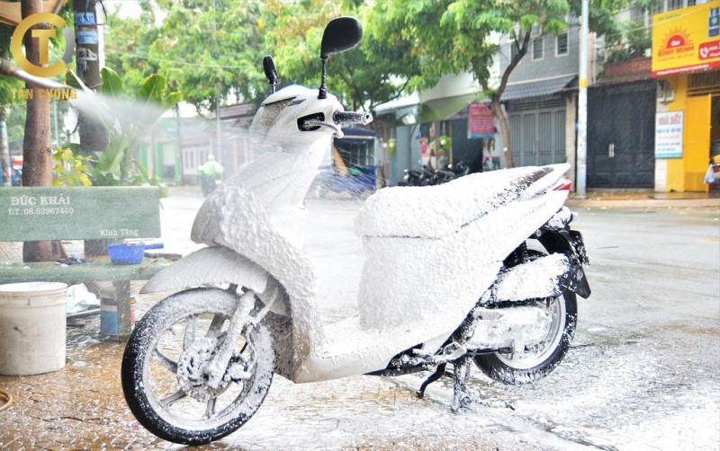 đi xe máy dưới trời nắng nóng