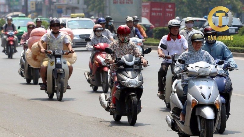 đi xe máy dưới trời nắng nóng