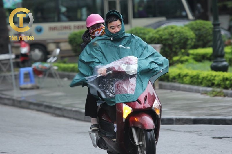 LƯU Ý MẶC ÁO MƯA KHI ĐI XE MÁY CẦN NHỚ LƯU Ý MẶC ÁO MƯA KHI ĐI XE MÁY CẦN NHỚ