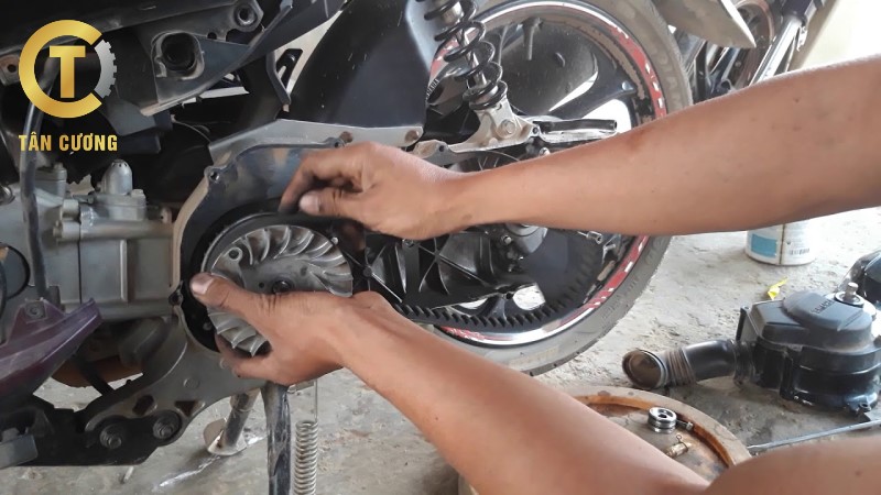 thay dây curoa cho xe tay ga thay dây curoa cho xe tay ga