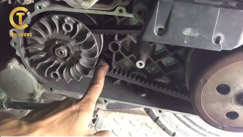 thay dây curoa cho xe tay ga thay dây curoa cho xe tay ga